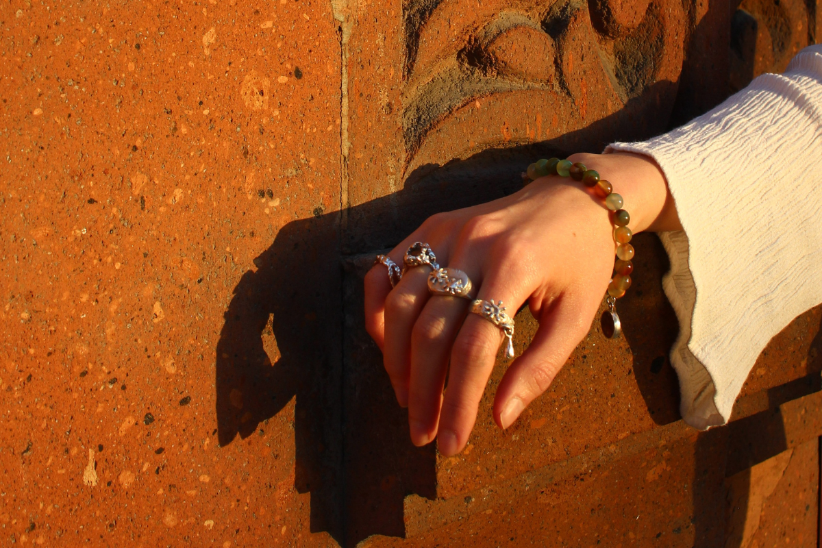 Дина в Ереване с собственными украшениями